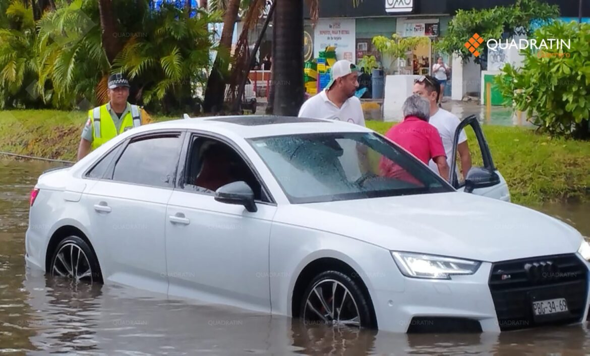 Tormenta eléctrica inunda tramo de la Costera Miguel Alemán en Acapulco; auxilian turistas y automovilistas