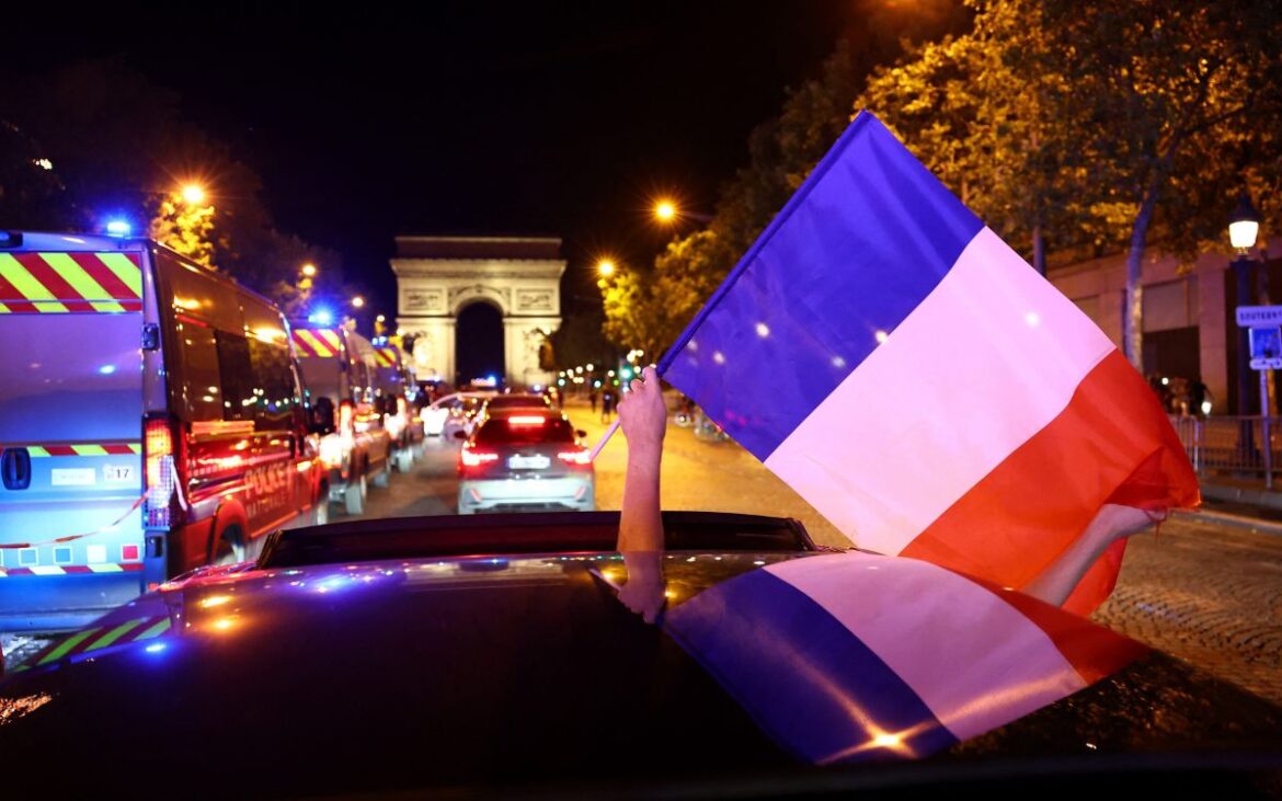Adolescente muere al caer de un camión durante celebraciones por victoria de Francia en el Mundial