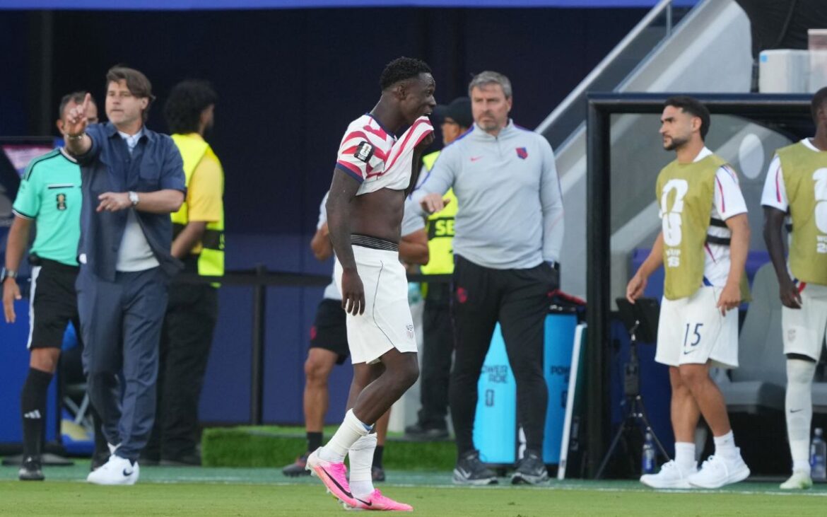 Trump admitió llamar a la FIFA para revisar tarjeta roja de Balogun; sanción fue retirada