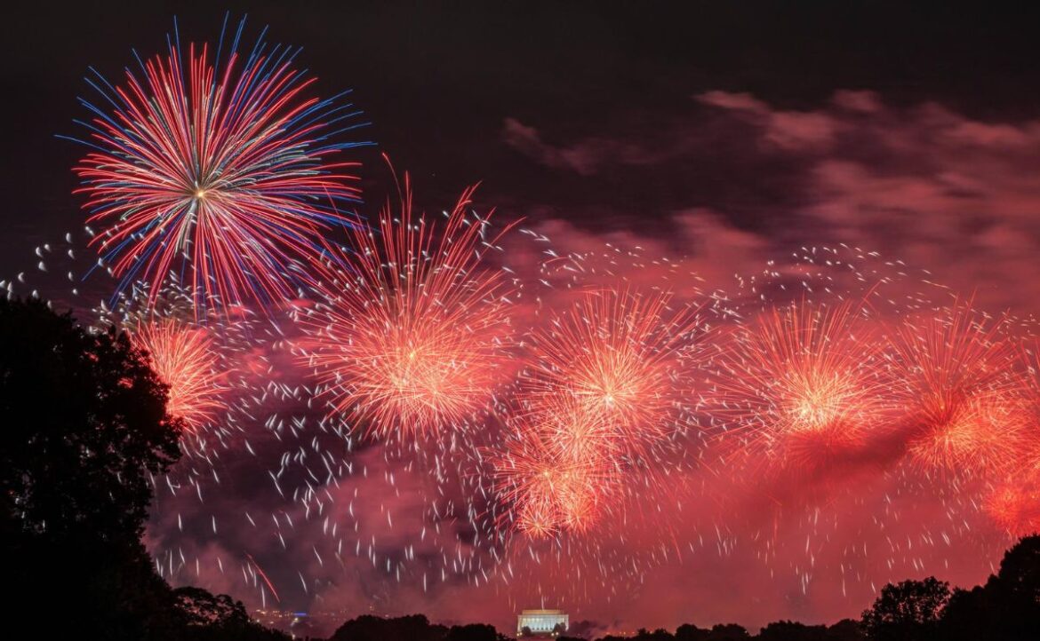 Avión de Delta es impactado por fuegos artificiales al aterrizar en Chicago