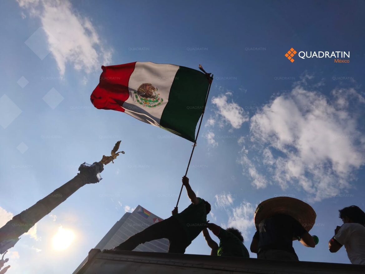 Lleno total en zonas de festejo por México-Inglaterra; extienden horario del Metro y cierran acceso al Ángel