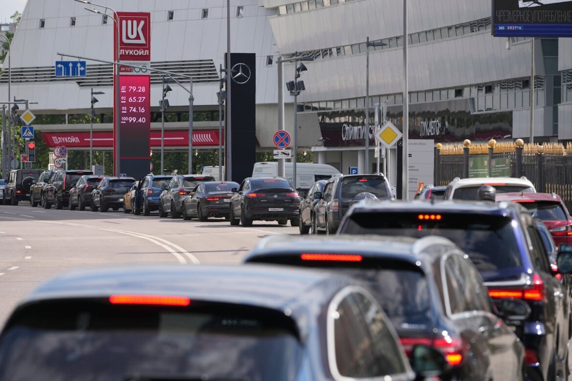 Rusia importa gasolina y raciona combustible tras ataques a refinerías