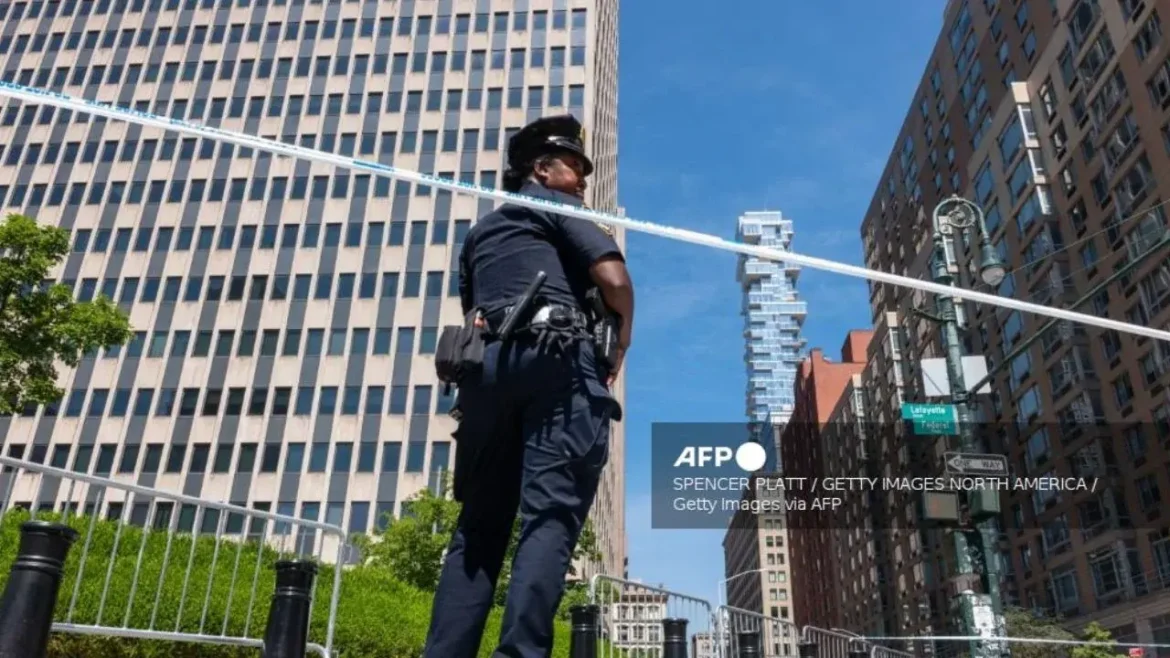 EE.UU. limita visas a cuatro años y veterano ataca oficina de ICE en Nueva York