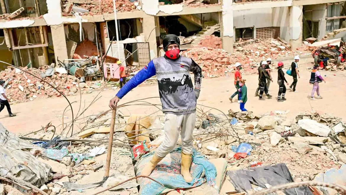 Damnificados hurgan en escombros de La Guaira tras terremoto que dejó más de 3,600 muertos