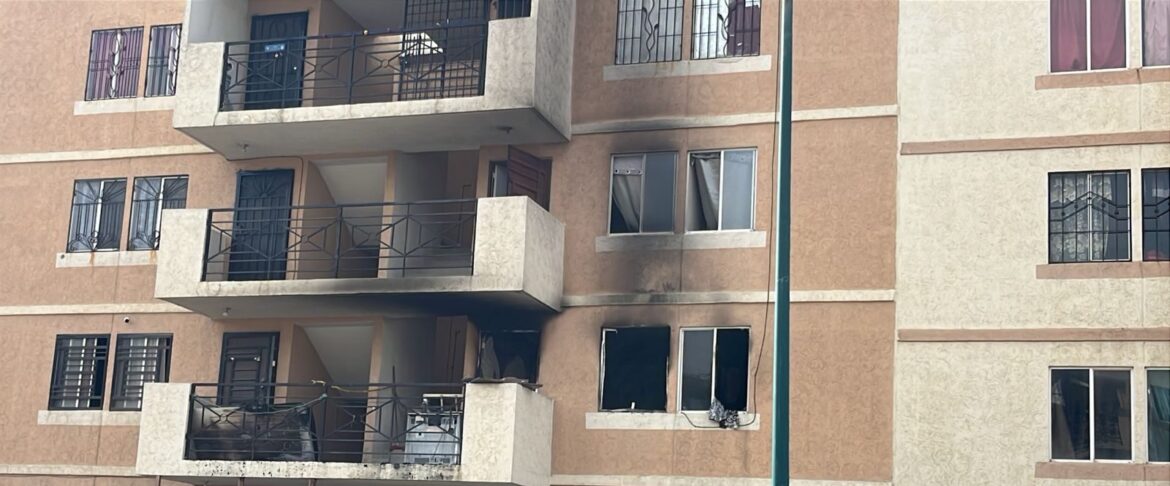 Hallan dos cuerpos calcinados con balazos en la cabeza tras incendio en apartamento de Tijuana