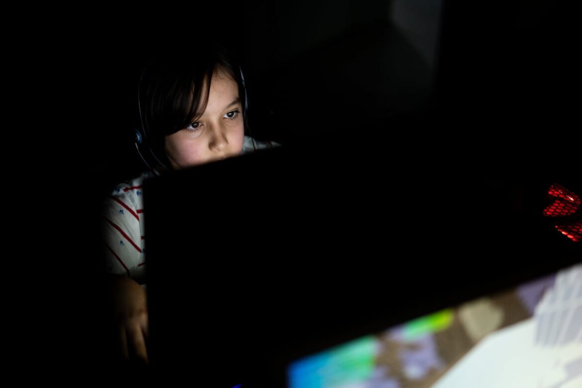 Advierten psicólogos sobre riesgos de los ‘amigos digitales’ con IA para la salud mental adolescente