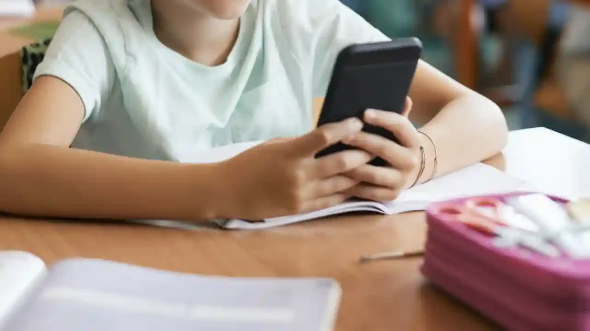 Propone diputado de Morena regular uso de celulares en escuelas de nivel básico