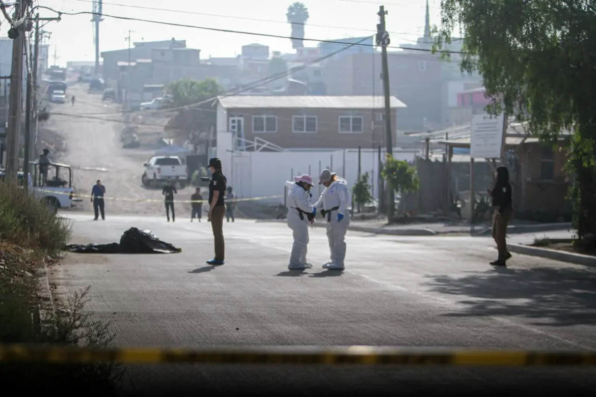 Hallan cabeza humana con narcomensaje en maleta abandonada en Tijuana