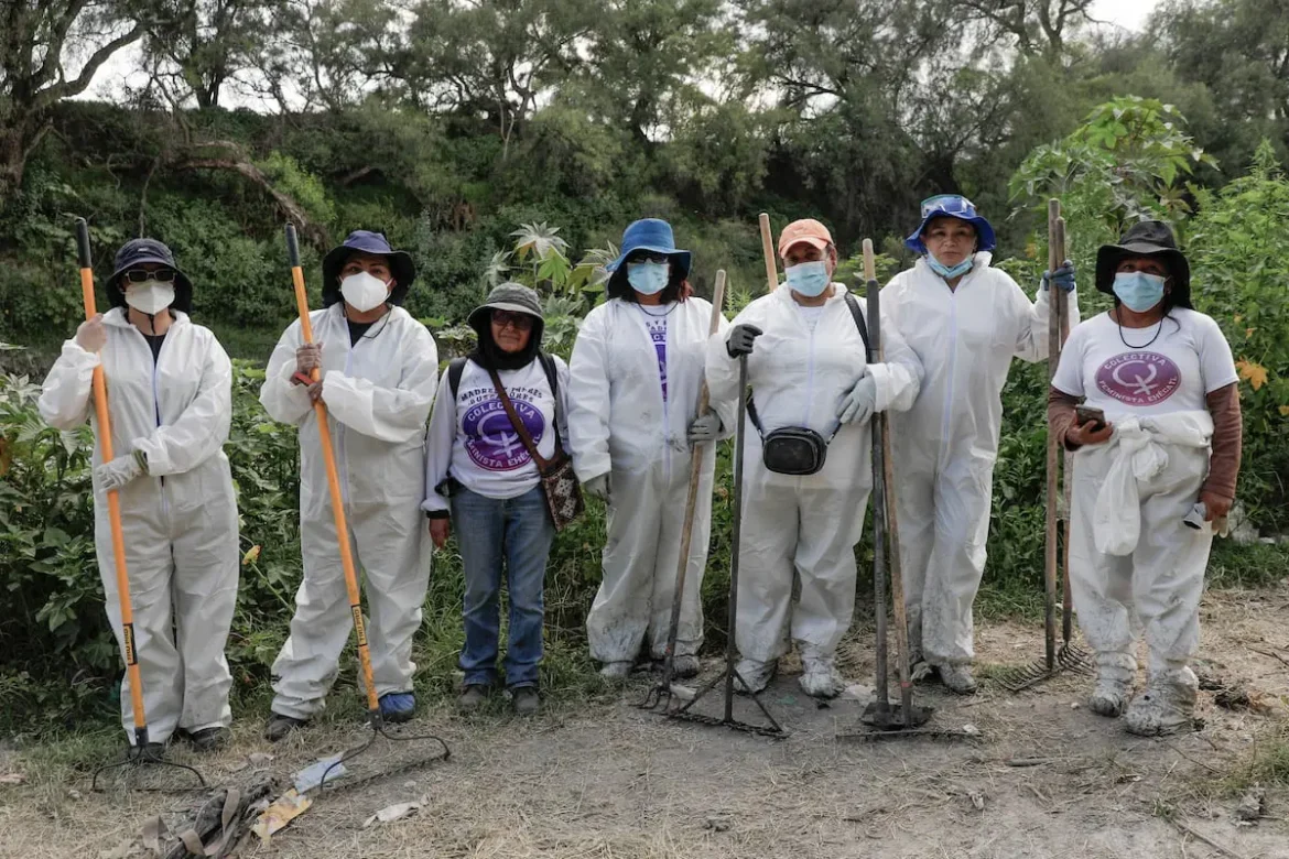 Madres buscadoras hallan tres cuerpos en canales de aguas negras en el Estado de México mientras rastreaban a una niña