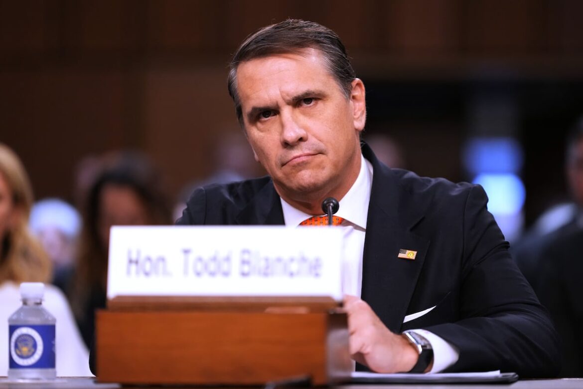 Todd Blanche supera votación clave en comité del Senado para ser fiscal general de EE.UU.
