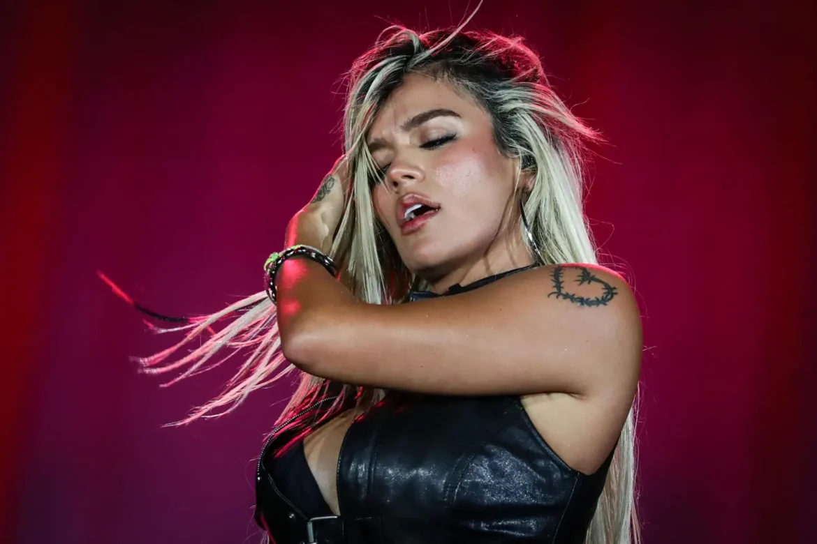 Karol G dona un millón de dólares en concierto benéfico por terremoto en Colombia