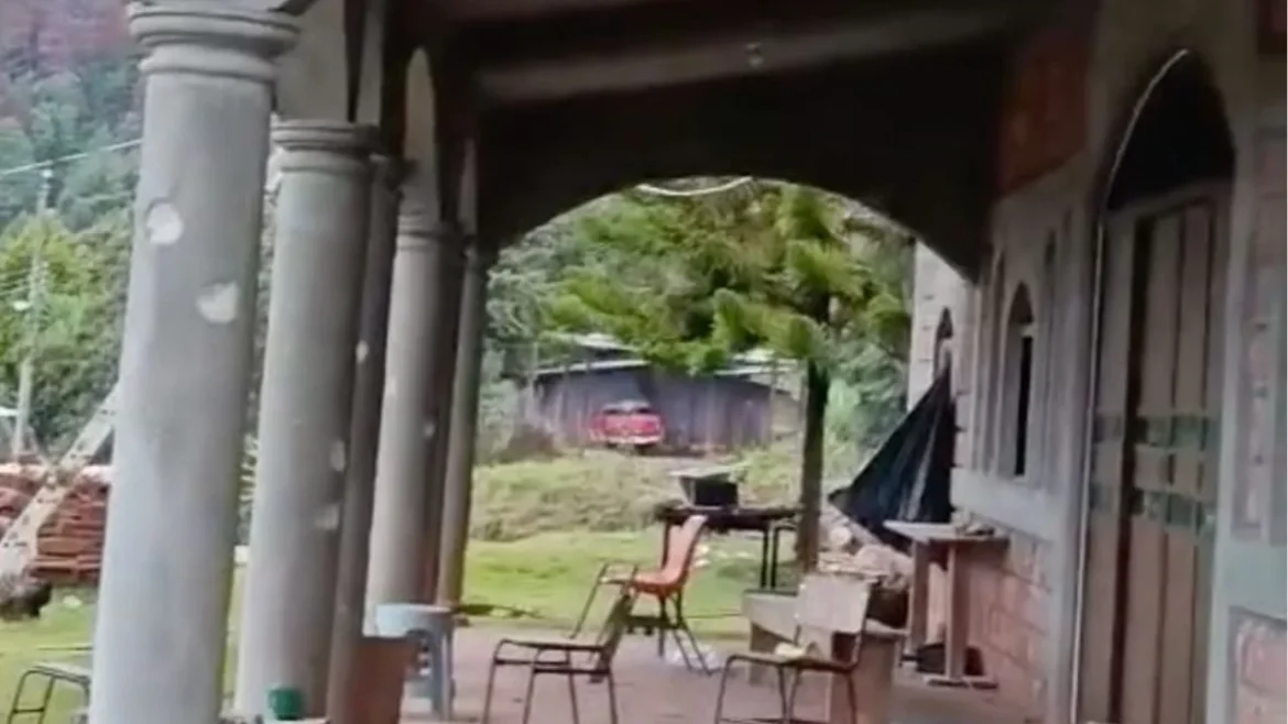 Balacera de ocho horas en Ajuchitlán deja dos lesionados y casas impactadas