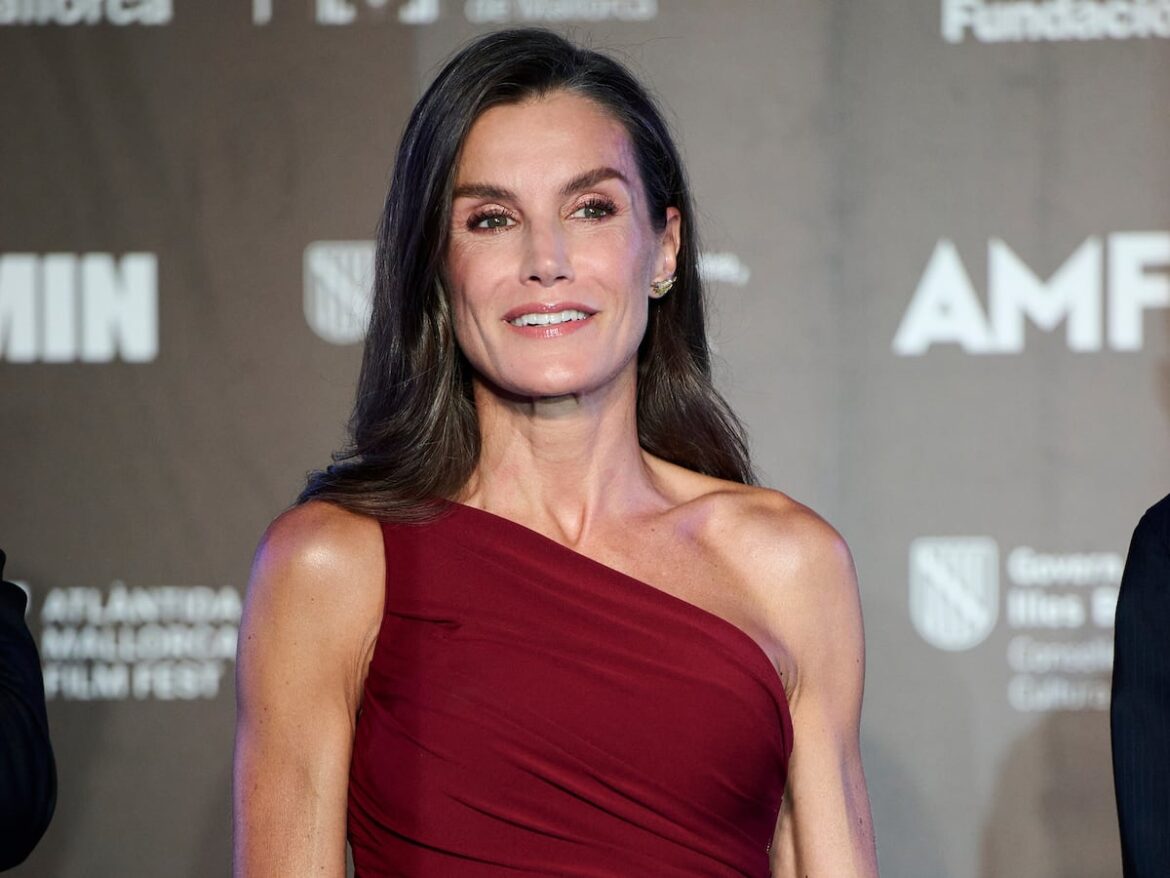 La reina Letizia luce diseño rojo de Carolina Herrera en Mallorca