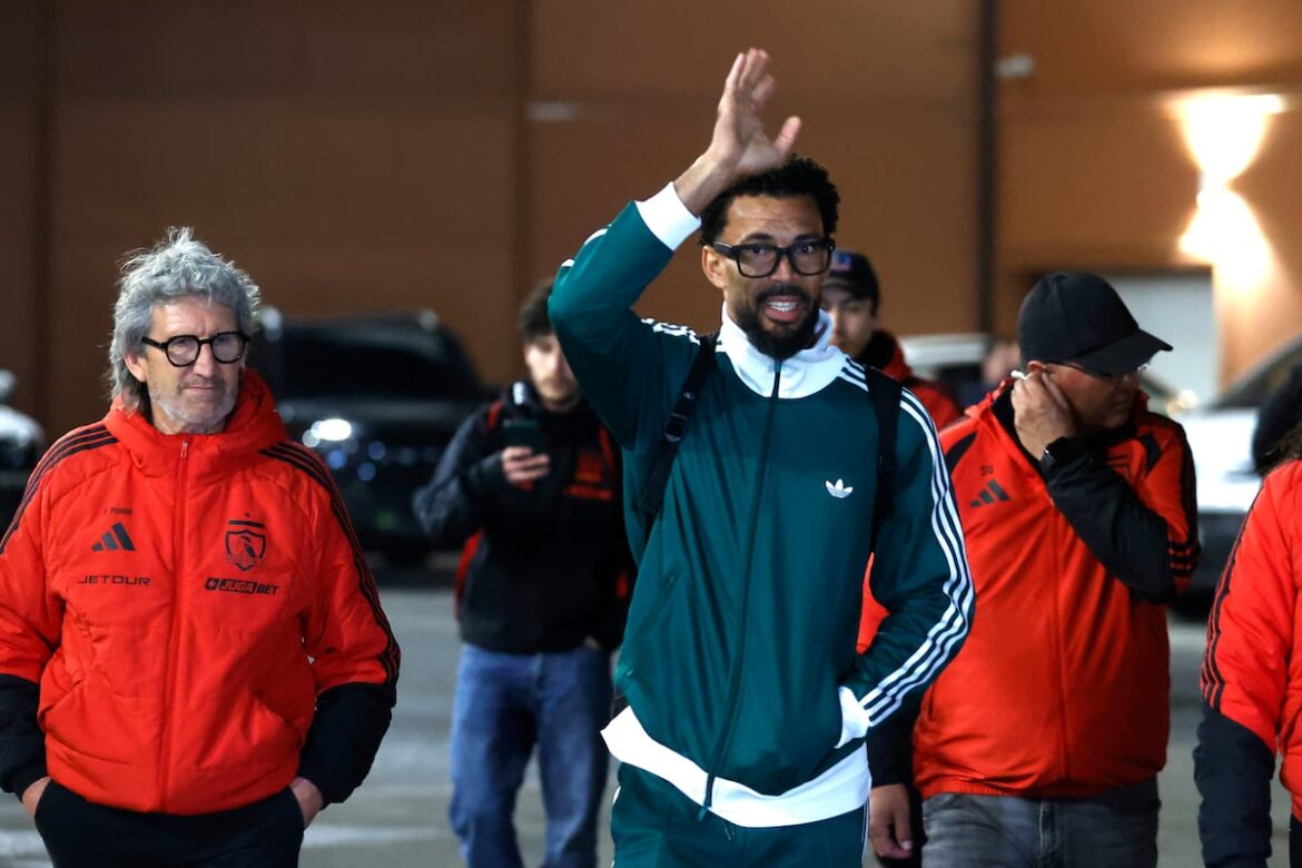 Vozinha llega a Chile entre la ovación de hinchas para concretar su fichaje por Colo Colo
