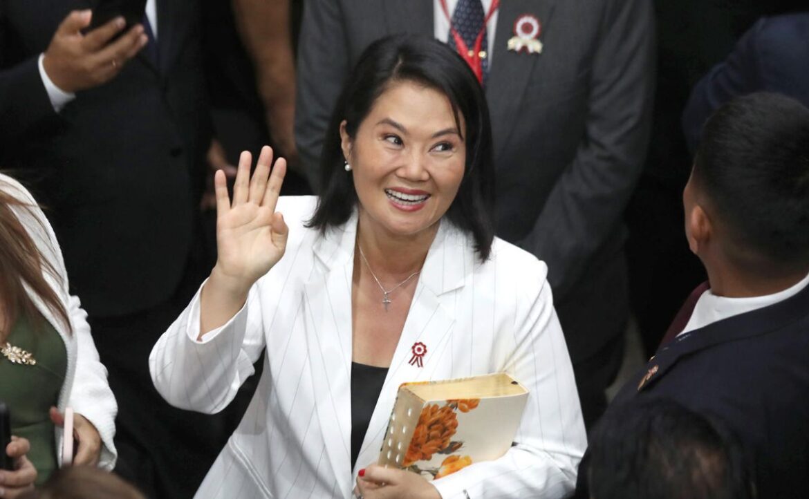 Keiko Fujimori asume como primera mujer presidenta de Perú con el desafío de gobernar un país fracturado