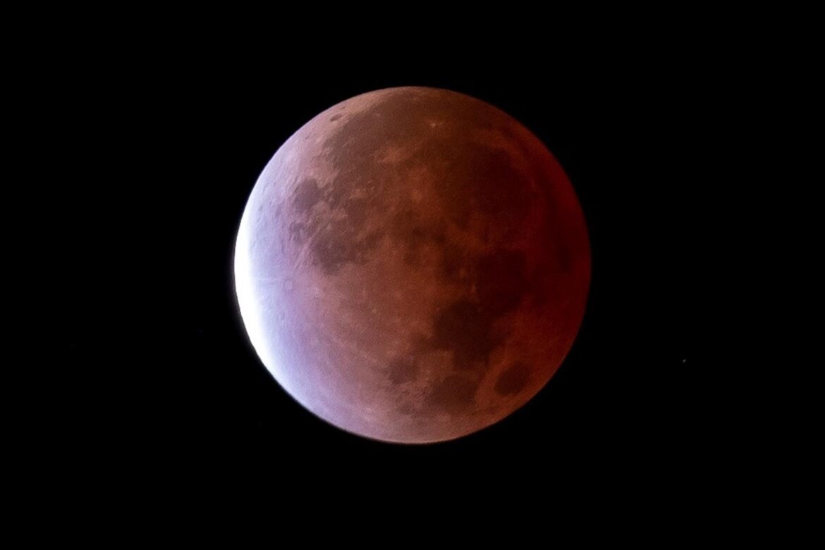 Eclipse parcial de Luna se observa en México la noche de este jueves