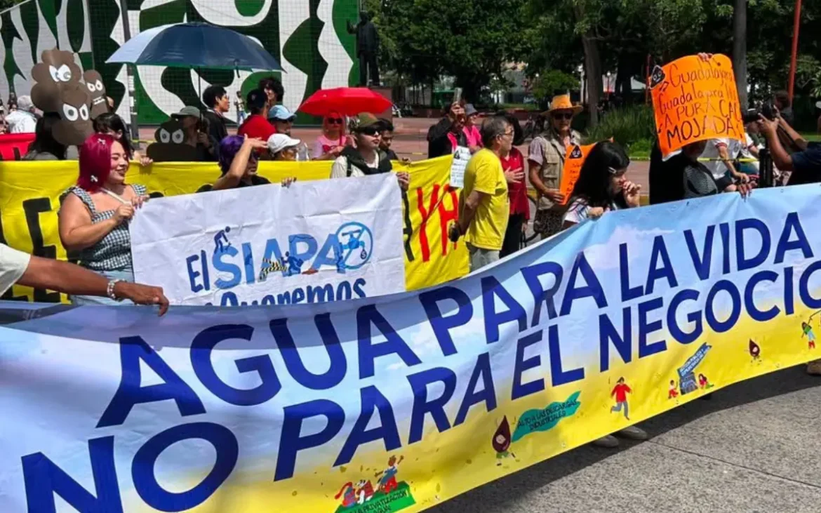 Exigen en Guadalajara alerta sanitaria por agua con heces y metales pesados durante el ‘Agua KK Fest’