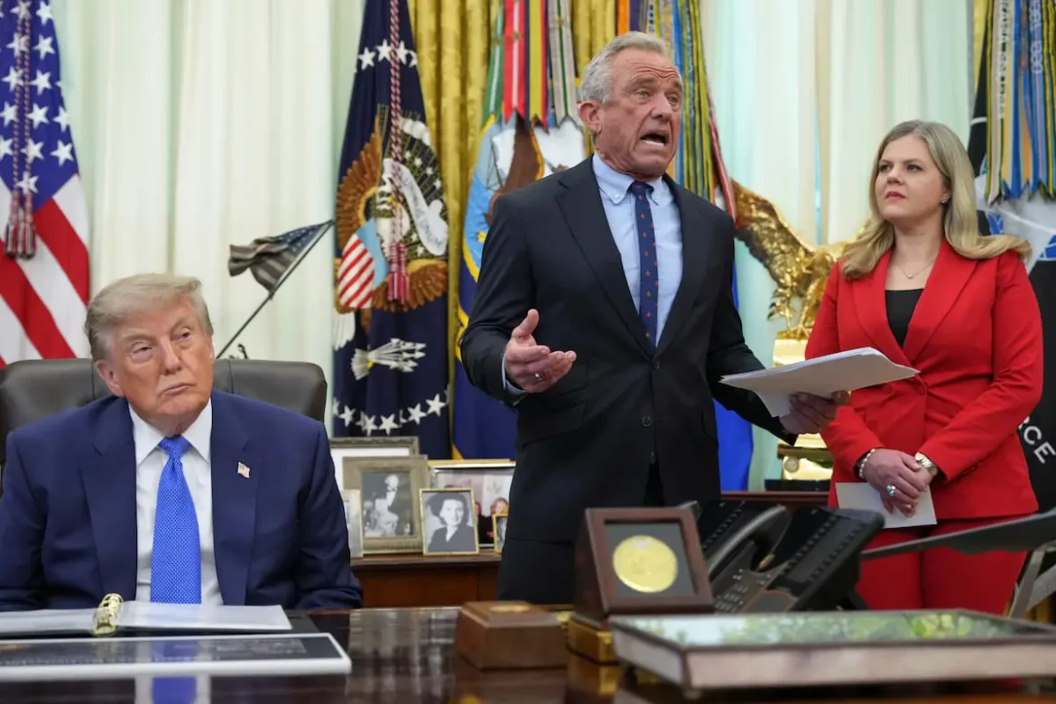 Trump firma decreto para reducir vacunas infantiles y separar dosis
