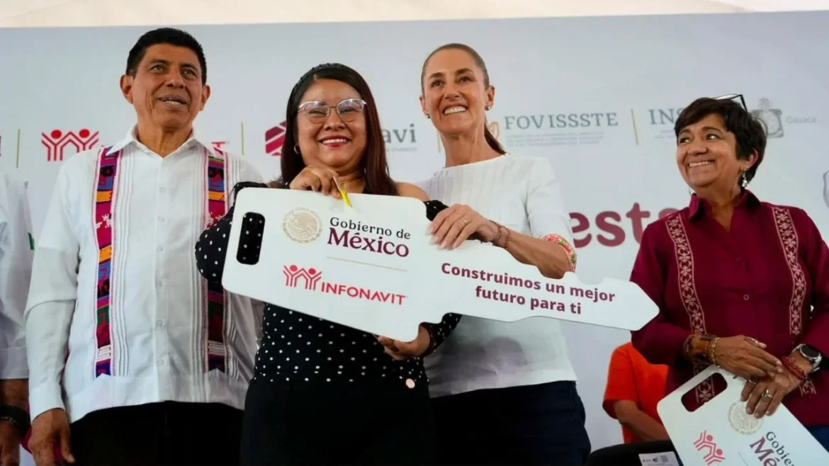 Sheinbaum entrega 68 viviendas en Huajuapan; programa beneficiará a 12 millones de familias