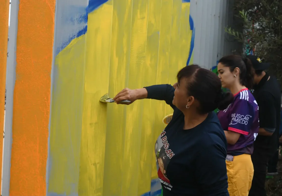 Plasman mural en muro fronterizo de Tijuana para visibilizar a madres buscadoras