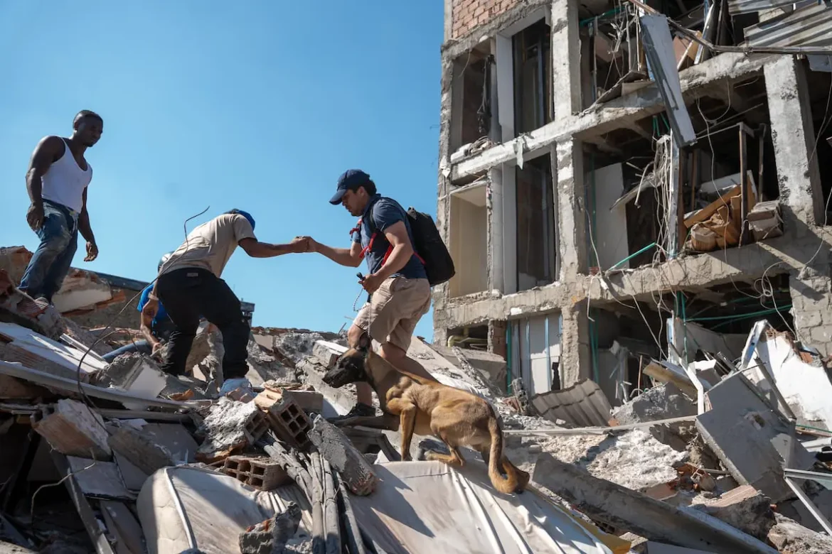Terremoto de magnitud 7.4 en Colombia deja más de un centenar de muertos y genera ola de solidaridad internacional